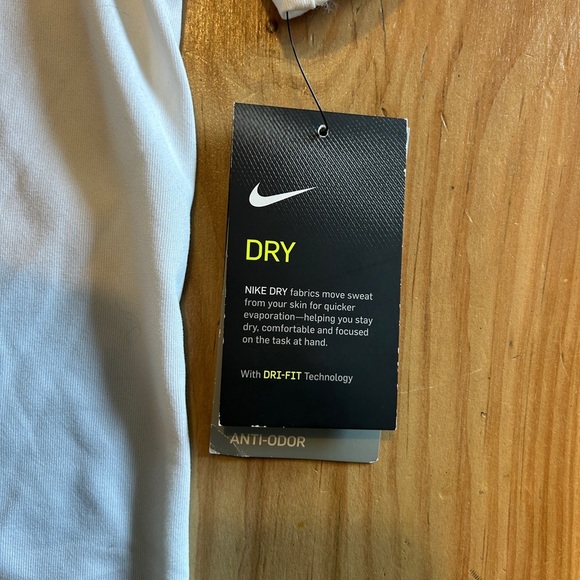 Nike Dri-fit NWT White Short Sleeve Tee Athletic Technical Moisture-wicking top - Picture 3 of 4